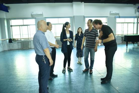 学院党委书记来舞蹈系视察工作 (9)