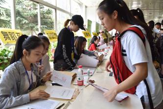 9月11日新生第一天报到 (1)